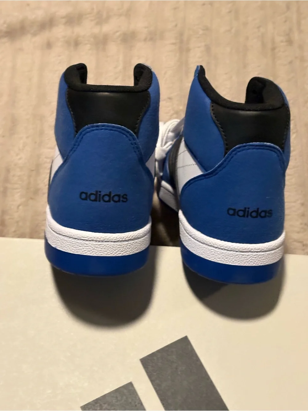 Adidas Blue & White Low-Top Sneakers boys size 6 BNWT AT-7/57